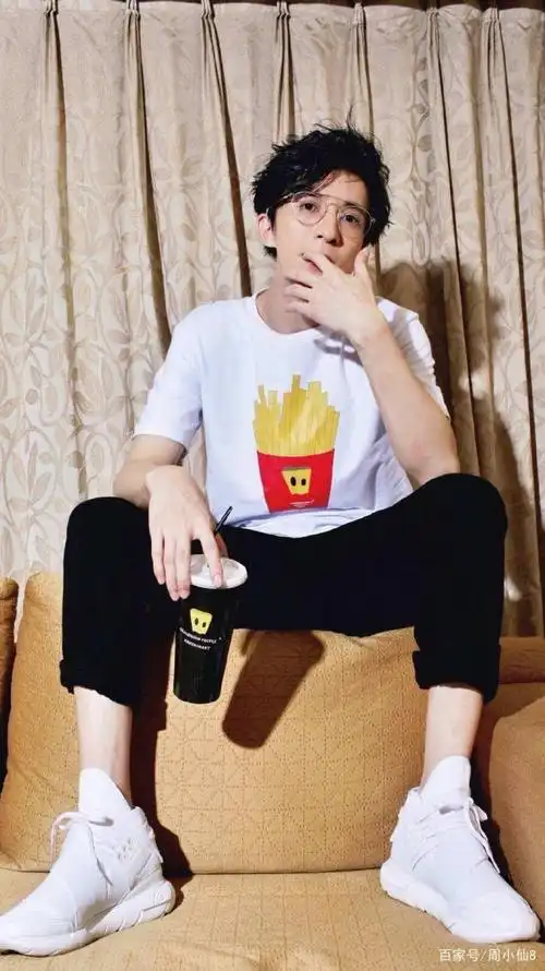 明星薛之谦娱乐圈实力歌手和演员,长相帅气,被誉为"薛氏情歌"