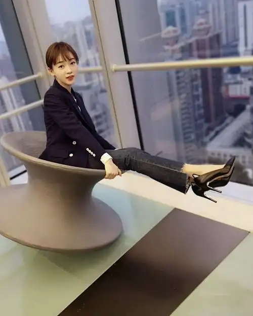 吴谨言短发真是剪对了真空穿裸粉背带裙甜美可爱小女人味十足