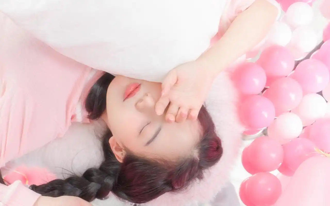 可爱俏皮粉嫩美少女私房写真桌面壁纸