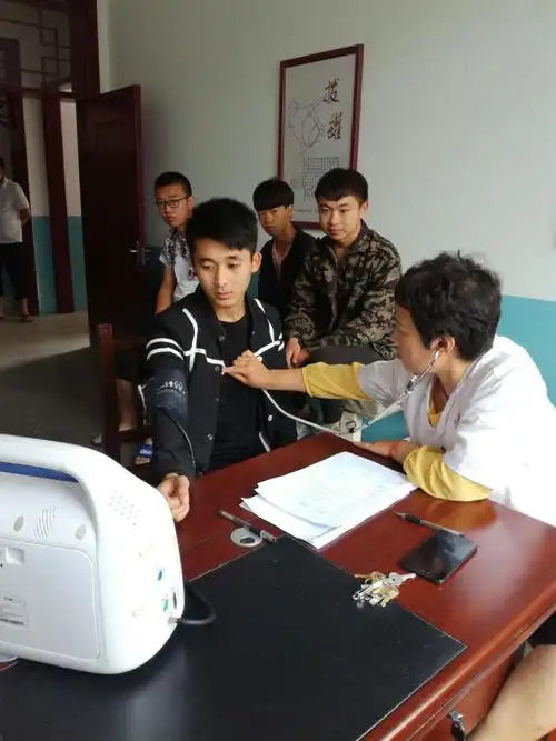 热血青春竟风流——东阳关征兵体检侧记