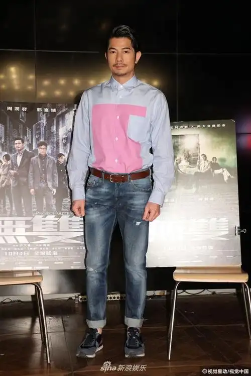 这边娇妻方媛曝体重不到80斤 那边郭富城宣传新片街头发钱