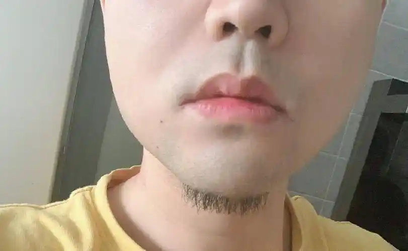 从照片上我们能看得出来,孙子钊只留了下巴上的一撮胡子,其余地方都