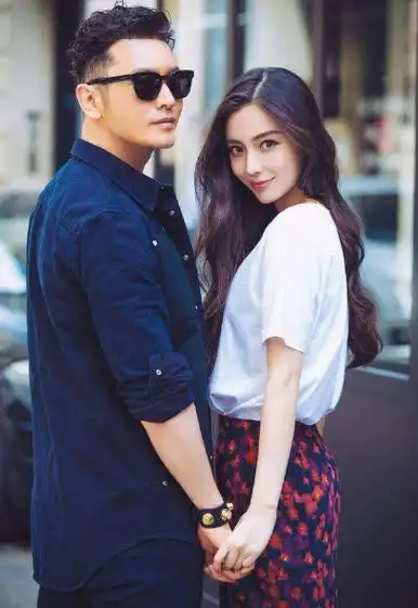 虽然两个人都在极力否认,但2009年12月,baby与陈伟霆分手,2010年2月