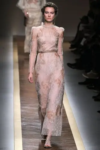 隐约的透视美感 - 透/露肤transparent - 天天时装-口袋里的时尚指南