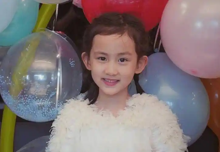 都说有灵气的小孩子特别容易吸引人的眼球,黄少艾也是这样的一个小