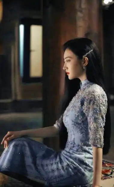 她精致大气的五官搭配复古多样的服装造型,非常地适合原作中司藤冷艳