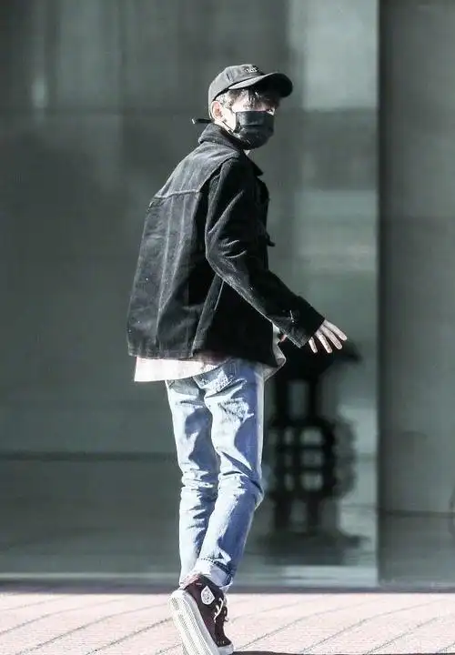 王源成熟了不少穿灯芯绒外套帅气有魅力打招呼姿势真有领导范