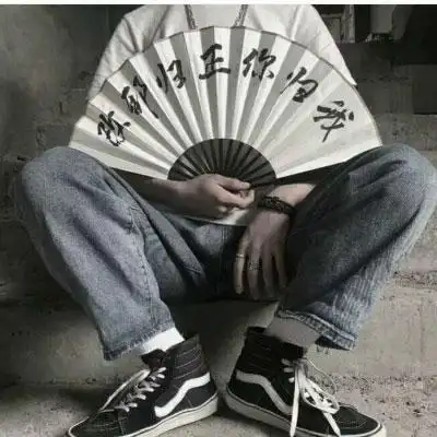 拿扇子的男生头像 手拿着扇子的社会图 - 男生头像 - 潮人个性网