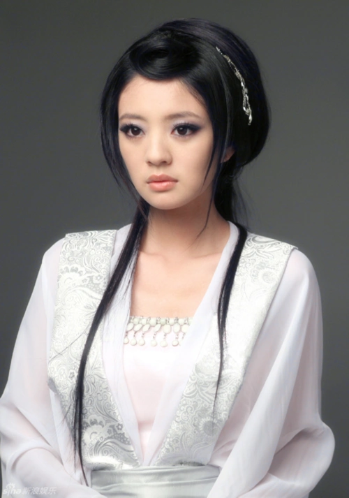 安以轩 这张略奇怪了. #白衣飘飘的古装女子