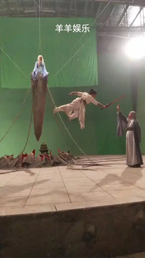 古装拍戏现场,绝世武功是这样拍的,坐着的武功更高