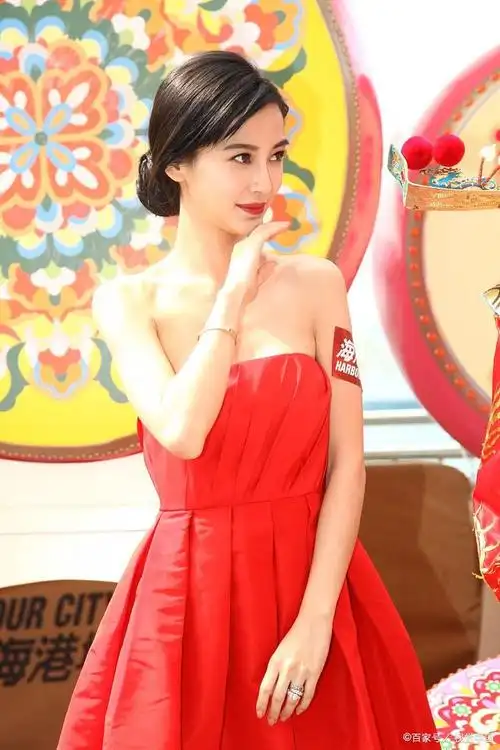 近日,有网友拍到杨颖在医院带宝宝小海绵看病的照片,从照片中看出