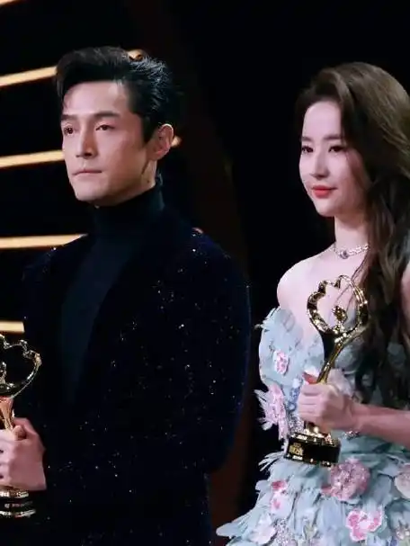 刘亦菲胡歌拿错对方奖杯
