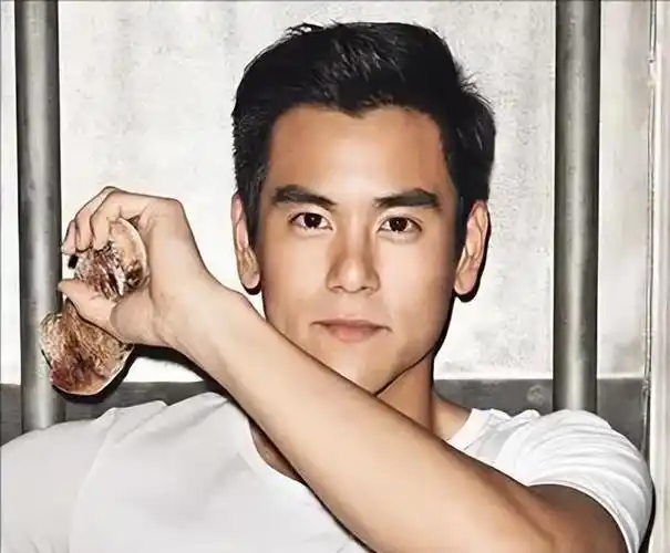 当夸一个男生帅的时候,可以说他是"某某地区彭于晏".