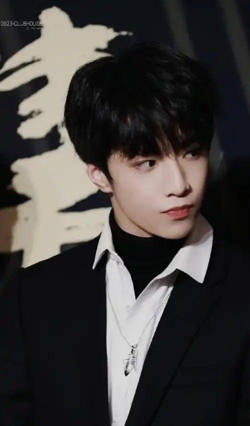 刘耀文晒侧脸照