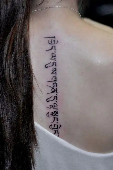 美女背部藏文文字纹身脊柱线藏文纹身2