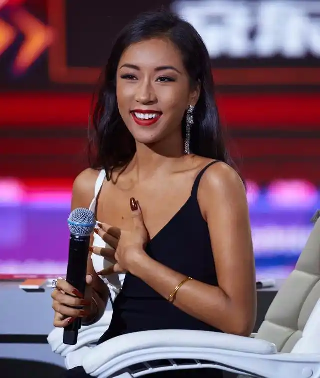 吉克隽逸小麦色肤色又美又野死亡芭比粉死亡蓝的色号她都hold住