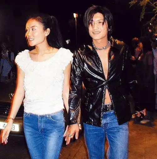 王菲与谢霆锋年后首秀恩爱一套完美穿搭不到万元天后罕见撒娇