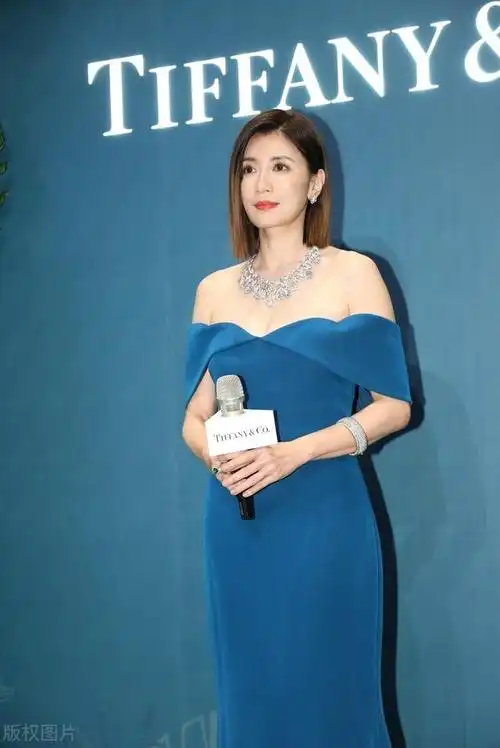 贾静雯:出席珠宝展活动,蓝色低胸晚礼服衬托肤白似雪