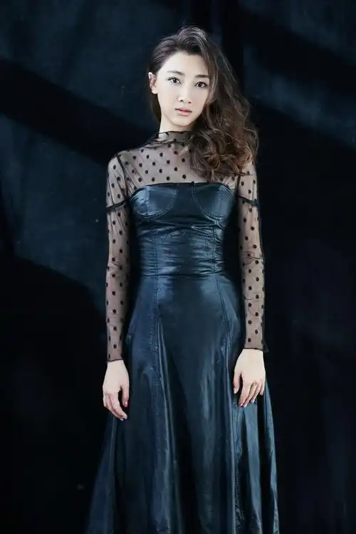 吴春燕全新写真尽显女王本色冷艳高贵霸气妩媚