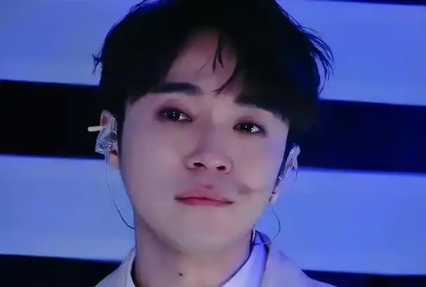 吴青峰:遭家暴,被骂人妖,他却说别带着恨生活,34岁获奖大满贯