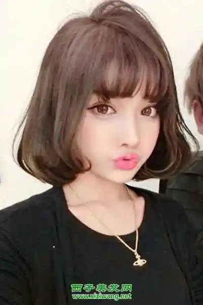 空气弯曲齐刘海短发发型,用深栗色的质感,加上娇俏的表达,圆脸女生在