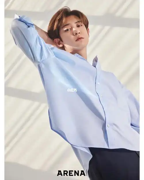 灿烈06杂志图太帅了还有寸头照剪刀手开心