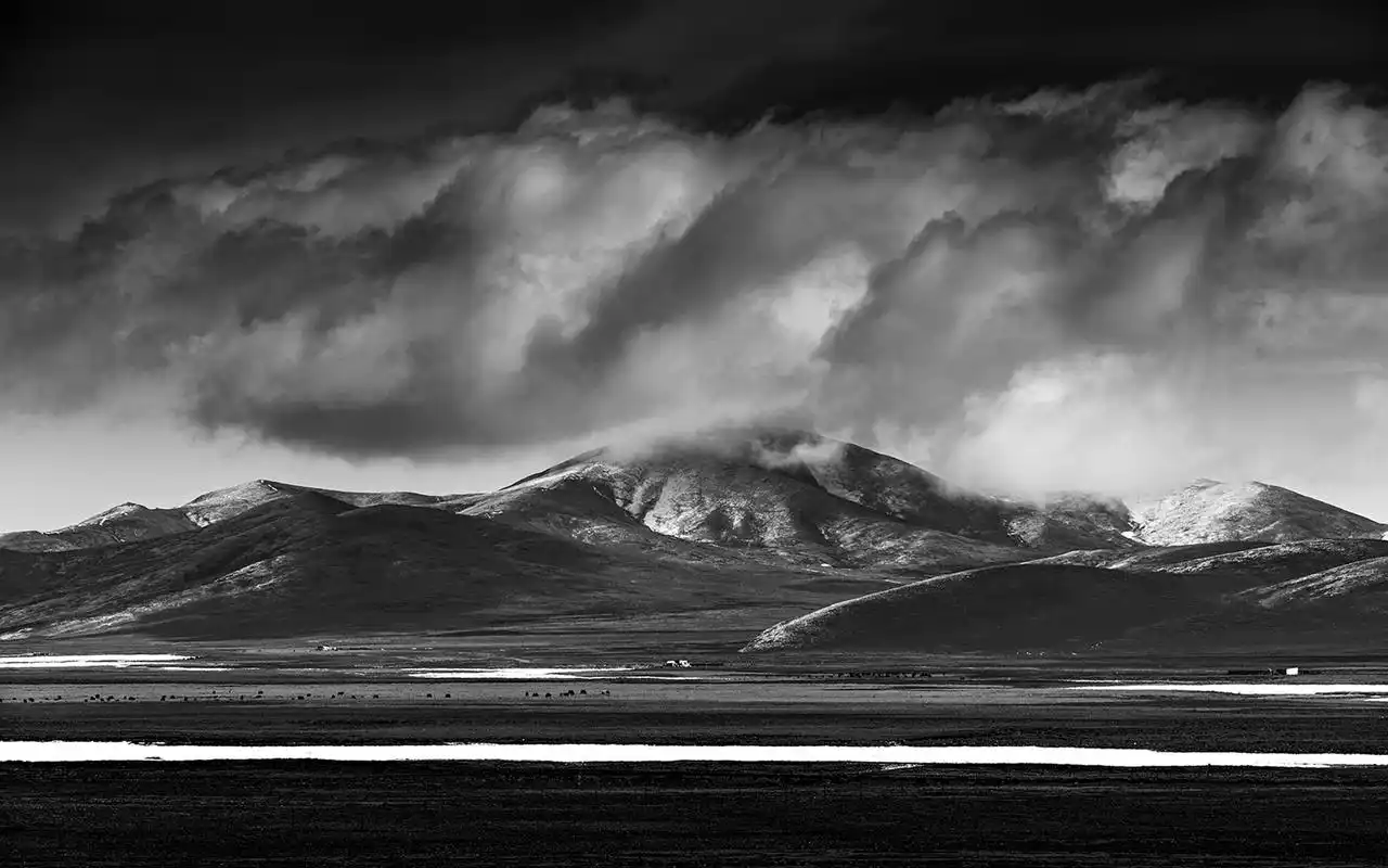 苍茫山水风光唯美黑白高清桌面壁纸