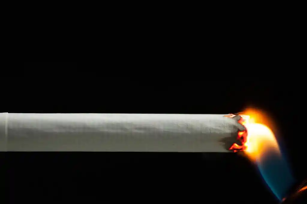 点燃一支香烟,点燃一支烟,黑色背景