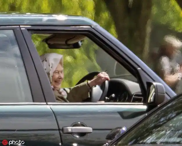 英国女王无证驾驶