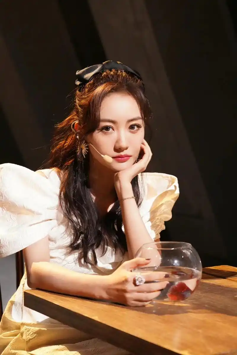 《明星大侦探8》杨蓉登台表演,穿一条小白裙,清新优雅又减龄!