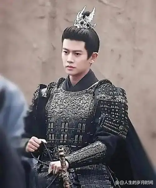 真实事件来龙去脉:文章讲述了中国流量明星鹿晗和任嘉伦宣布恋情和