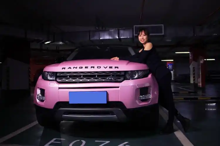 揽胜提车作业碰撞拍知性小姐姐与揽胜极光