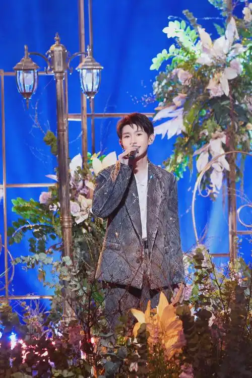 王源第一首原创作品因为遇见你发布六周年见证了少年的初心成长