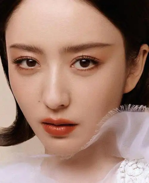 38岁佟丽娅越来越美了,拍杂志大片香肩抢镜,眉眼如画气质出众