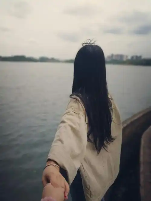 背影杀手,长发及腰