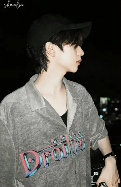 你正在登录贺峻霖女友视角#贺峻霖银发随拍