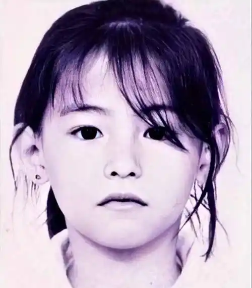 对张柏芝印象最深的童年照就是这张了,虽然头发有些凌乱,但也挡不住美