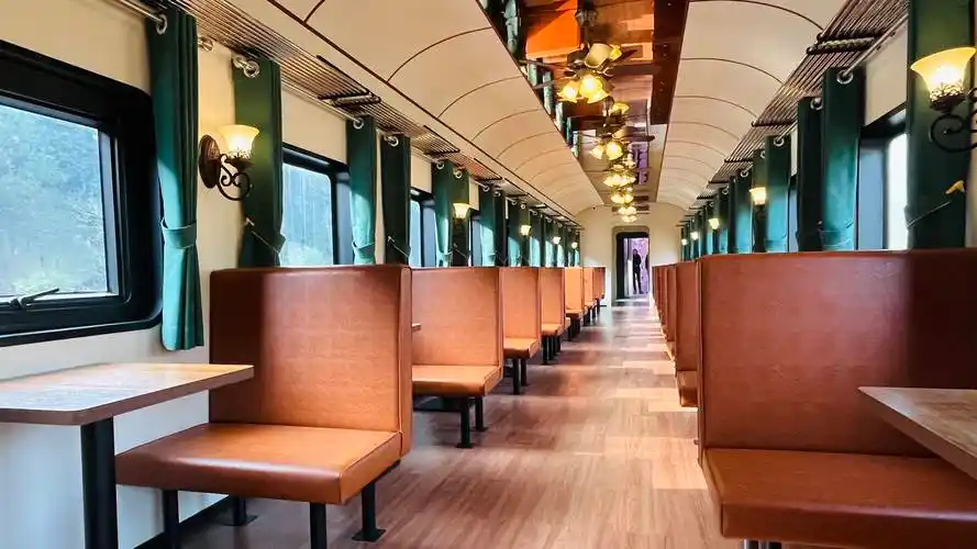 定海南洞"功勋号"列车改造一新 计划元旦试运营_火车_车厢_蒸汽