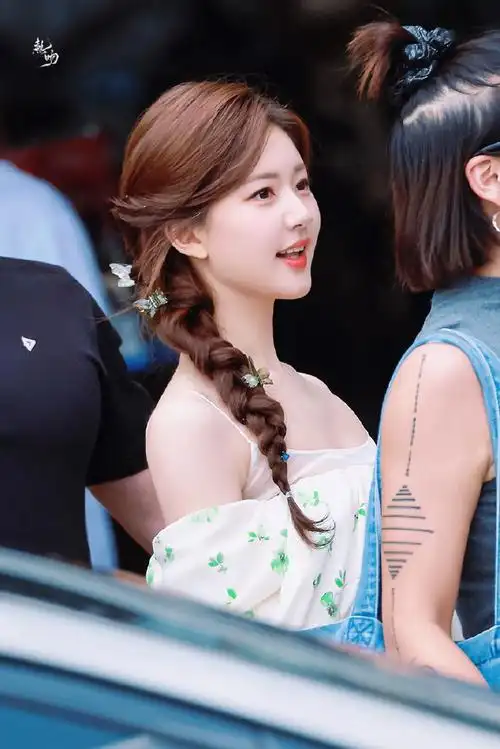 组图:赵露思穿绿色碎花吊带裙 仙气飘飘甜美可人