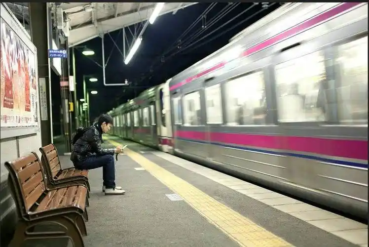 地铁里的偷拍照:有多少岁月静好,就有多少冷暖自知.