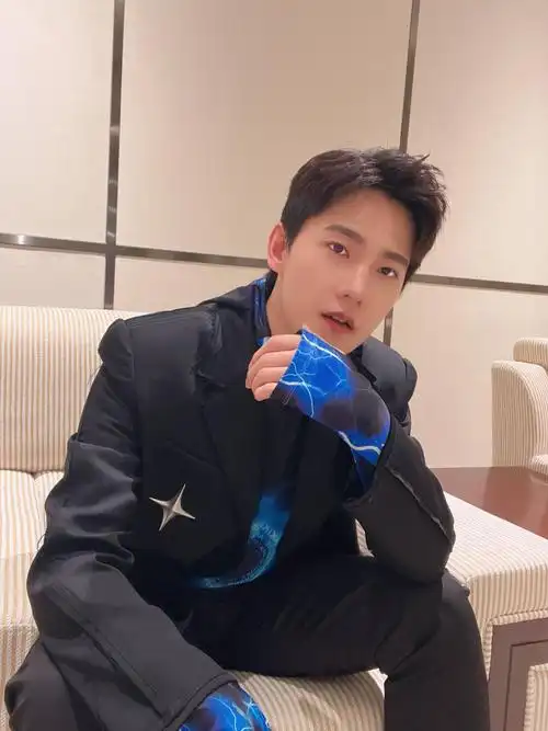 杨洋2021年媒体眼中最有好感的艺人!|杨洋|好感|艺人_新浪新闻