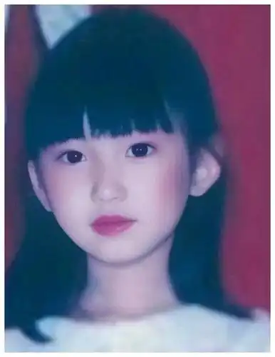 毛晓彤的童年照,也能证明其所言非虚,照片中一头齐刘海发型的小姑娘