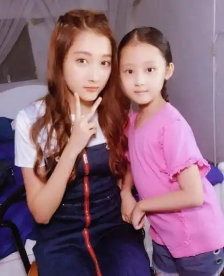 鹿晗妹妹"整容式"长大,逆袭成气质女神,难怪薛之谦也宠她_王源_关晓彤