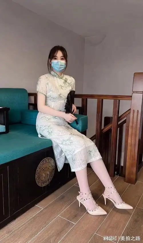 盘扣旗袍搭配肉丝高跟鞋的小姐姐气质优雅迷人