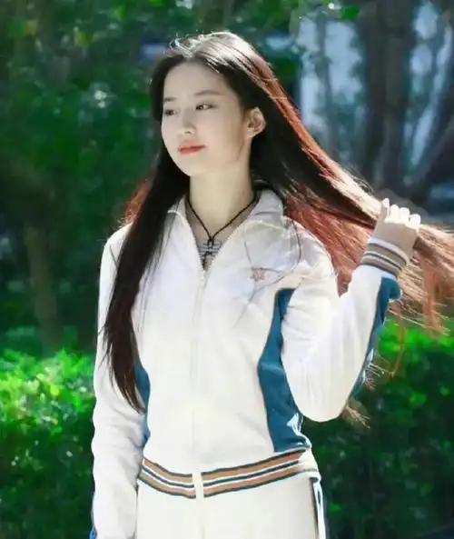 刘亦菲17岁旧照曝光运动服长发飘扬氛围感白月光正确示范