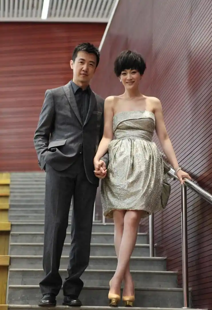 李小冉与鄢颇首次携手亮相红毯_明星要闻_娱乐频道