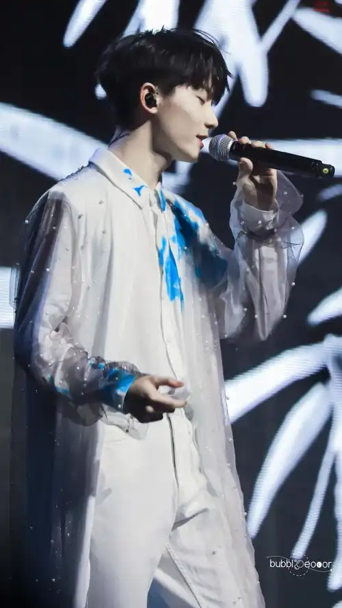 马嘉祺带你们开开眼  马嘉祺白衣 披风薄纱造型封神,倒是换来队友这