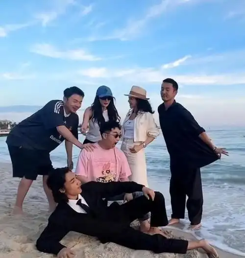 章子怡晒与杨幂雷佳音等合照,众人海边嬉笑玩闹,男帅女美超养眼