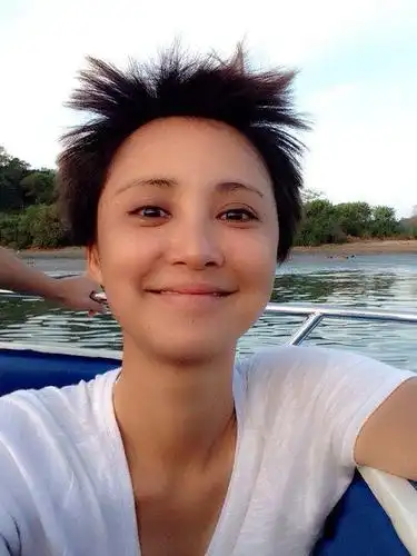 照片上张歆艺的面部十分饱满,笑起来的确有些不自然.