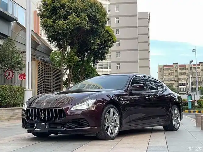 18 年紫外棕内总裁 电尾门,升级矩阵大灯,回旋镖尾灯,后排